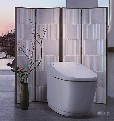 센텀 르엘 모델하우스 도어 하드웨어 이미지, 럭셔리 레버핸들이 적용된 디테일 장면